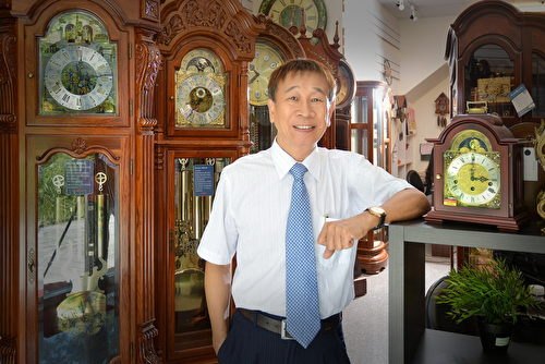 得寶鐘藝店內老爺鐘展示